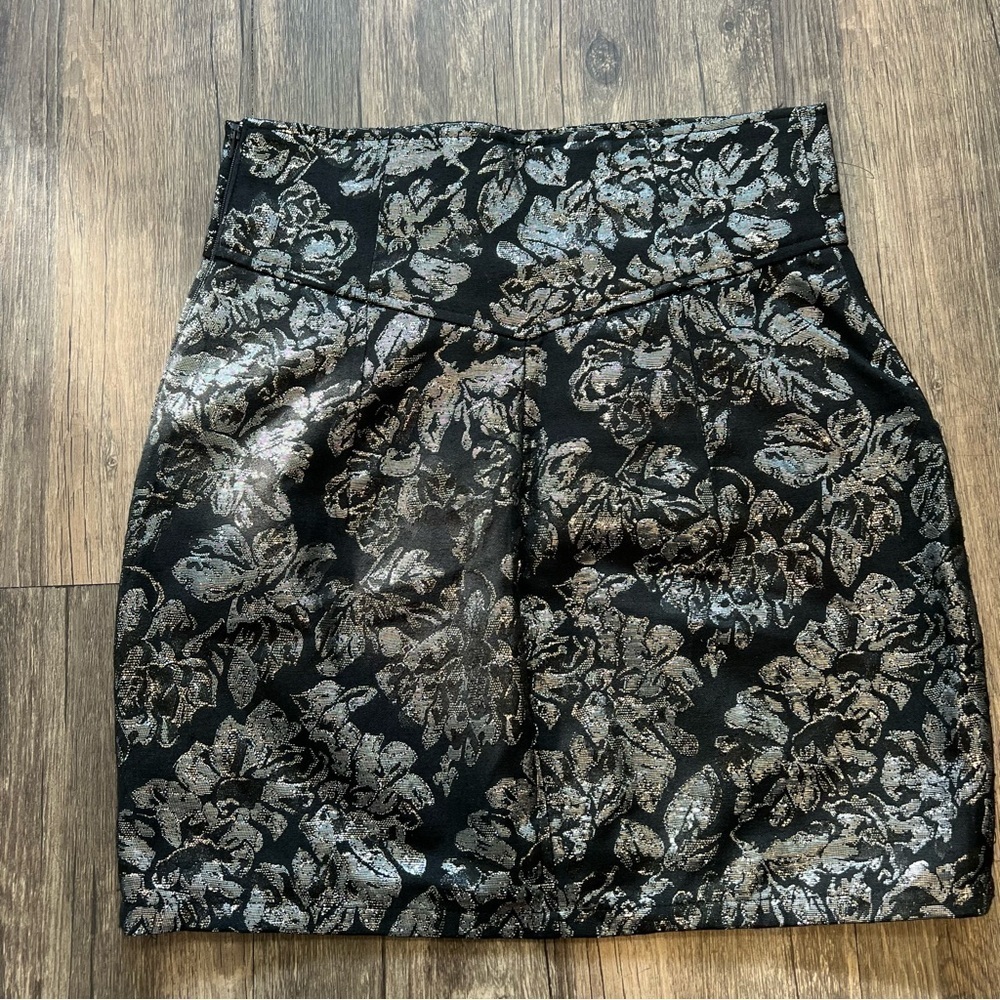H&M Shimmering Silver Metallic High Waisted Black Floral Mini Skirt Size 6 - Picture 8 of 10